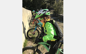 Le groupe 1 se protège du vent