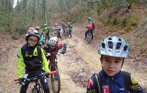 L'après-midi se poursuit avec l'entrainement habituel. Singles techniques et boueux mais le groupe maîtrise !